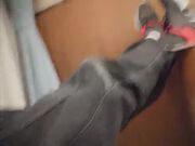 笑哭了_小妹进屋看见个脱光了的黑人差点吓尿了，连着吓跑五六个妹子，终于有个勇者大姐敢接