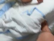 手机偷拍极品白嫩美乳女友做爱 这女的真不错，又白又嫩，奶子坚挺 现场战况也够也够激烈